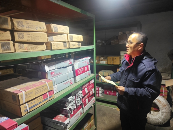 101741563100131544.jpg 劉阿鵬在庫(kù)房清點(diǎn)焊條.jpg