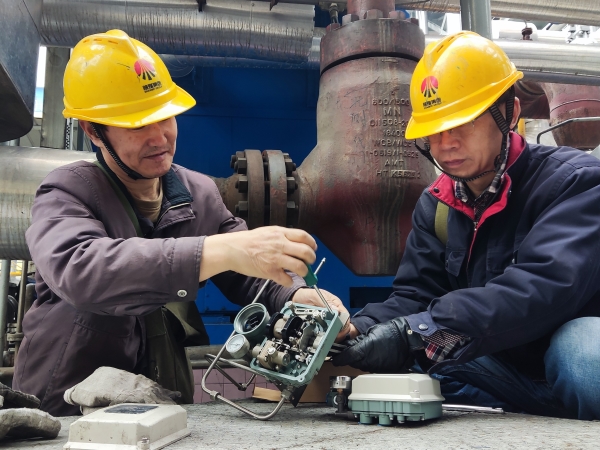 111741650883283311.jpg 對定位器做詳細(xì)檢查.jpg