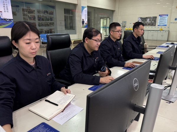 121741738634378697.jpg 中控認(rèn)真監(jiān)盤1.jpg