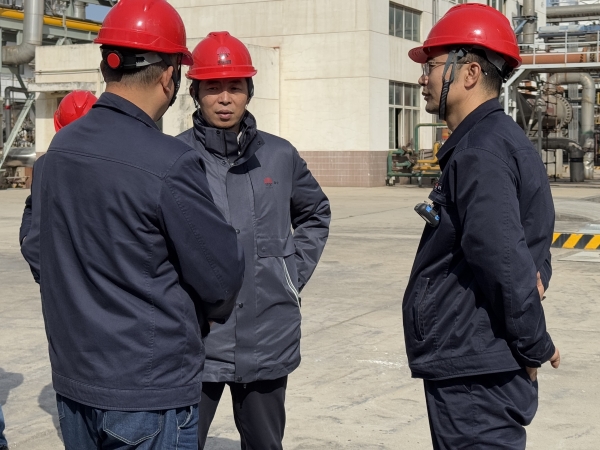 191742370398631484.jpg 公司領(lǐng)導(dǎo)在二期甲醇罐區(qū)檢查1.jpg