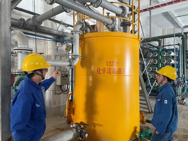 241742797472181761.jpg 3.18日動力車間三期脫鹽水廠房內(nèi)田亮正在對班組人員進(jìn)行反滲透化洗講解.jpg