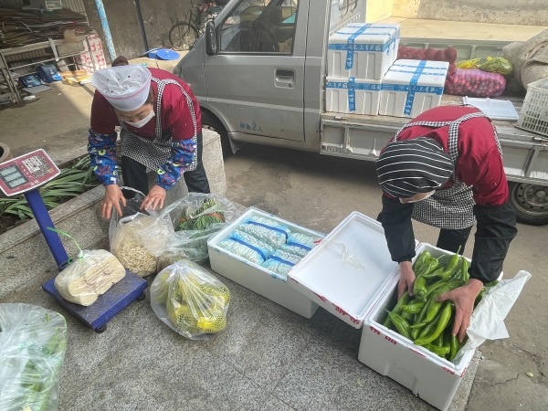 051743811512152630.jpg 餐廳人員驗(yàn)收蔬菜.jpg