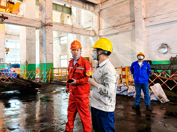 101744243323468893.jpg 4.9日技術(shù)人員討論檢修方案.jpg