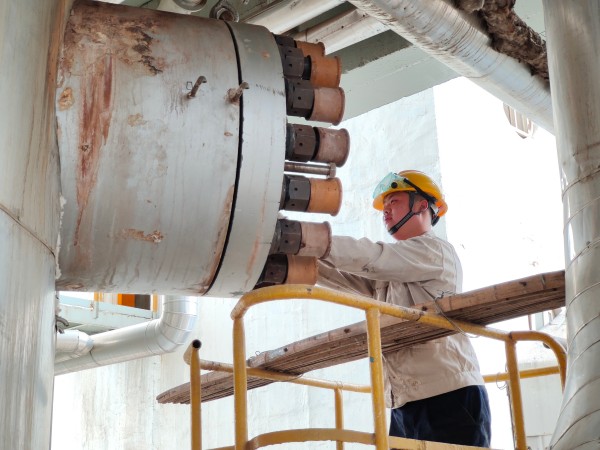 101744243675176784.jpg 吳宇航在現(xiàn)場作業(yè).jpg