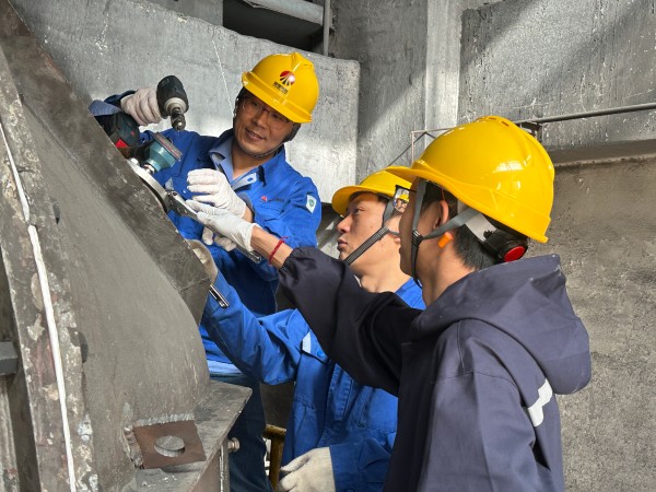 4月9日王明偉、康金生、青工曾炳睿在2#鍋爐磨煤機更換北側(cè)磨輥溫度.jpg