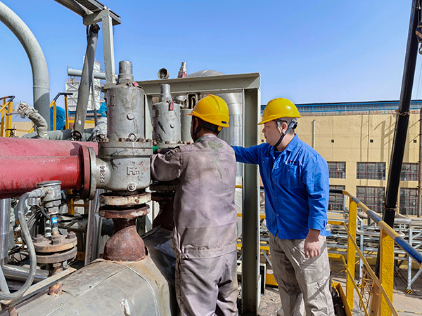 111744355343246972.jpg 4月10日拆安全閥現(xiàn)場.jpg