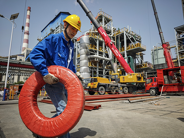 111744358385531039.jpg 合成車間青工細(xì)致工作.jpg