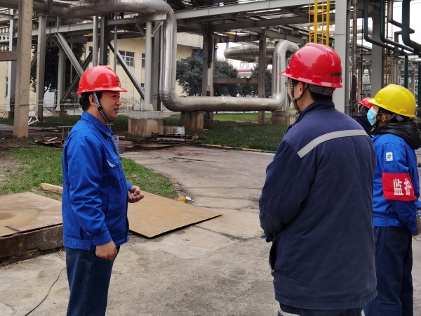 4月12日下午，計控電儀部黨支部書記王文波在一期大檢修現(xiàn)場進行安全大檢查.jpg