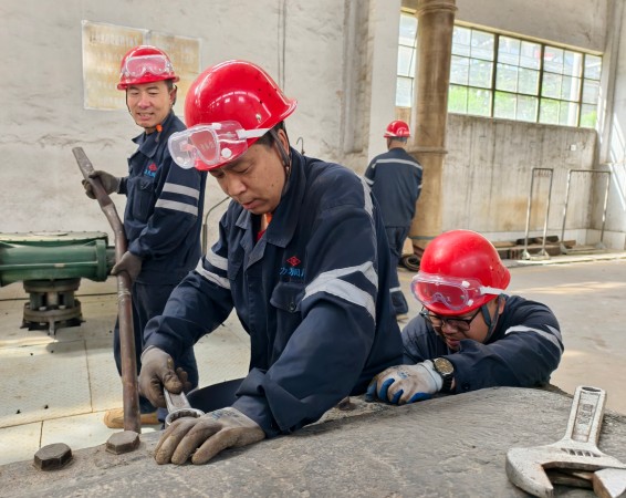 141744595012210849.jpg 循環(huán)水泵房檢修現(xiàn)場團(tuán)結(jié)協(xié)作2.jpg