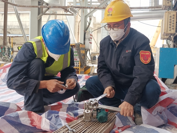 141744612159637017.jpg 4月13日,計控電儀部員工方立民在一期空分現(xiàn)場進(jìn)行空分儀表的更換工作.jpg