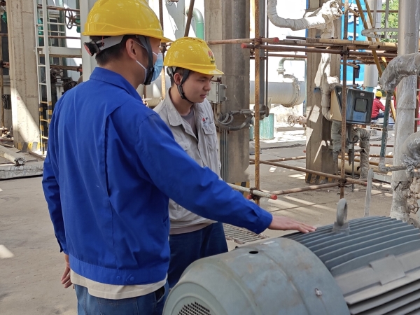 141744613393202501.jpg 在現(xiàn)場(chǎng)聽?zhēng)煾抵v課.jpg