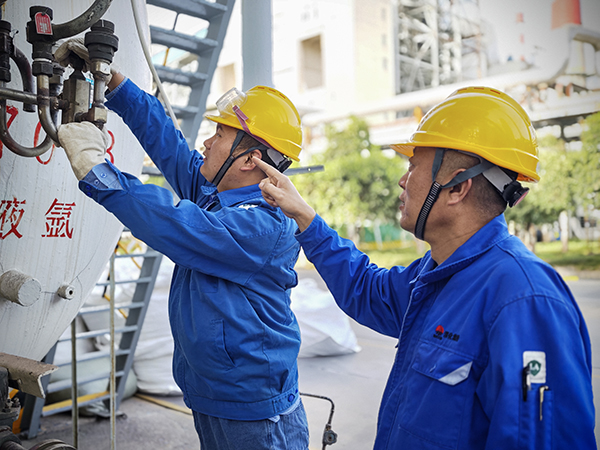 151744675952301572.jpg 空分作業(yè)人員調(diào)校閥門.jpg