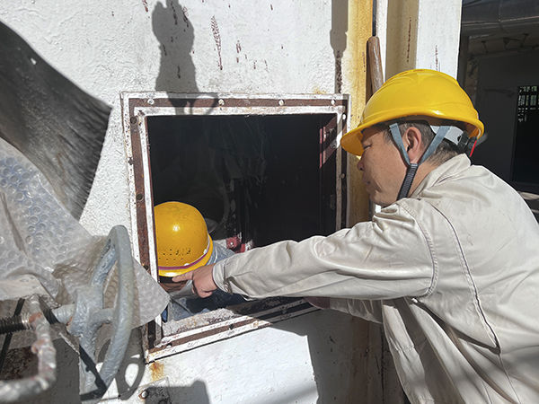 151744675982173246.jpg 藏琨在換熱器旁詢問督促作業(yè)人員卸除珠光砂情況.jpg