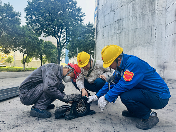 161744763548182663.jpg 檢修過(guò)程中車(chē)間技術(shù)員贠文軍、班組長(zhǎng)黃保榮與檢修人員安裝軸承.jpg