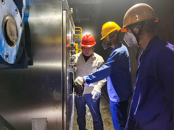 161744763560152482.jpg 車(chē)間副主任呂明周帶隊(duì)對(duì)一二期卸煤段單側(cè)運(yùn)行情況現(xiàn)場(chǎng)巡檢確認(rèn).jpg