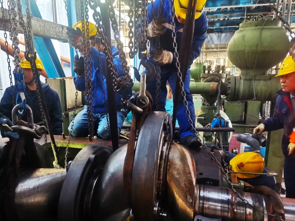 171744849886502174.jpg 曲軸正在對位.jpg