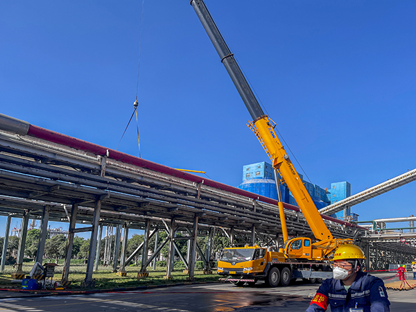 181744944252121452.jpg 輸氨管線吊裝更換現(xiàn)場 (1).jpg