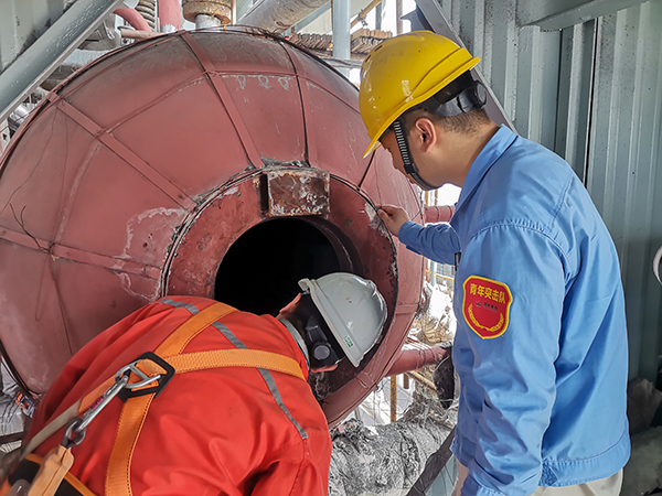 181744945318971790.jpg 張跟潮正在給外協(xié)人員指認(rèn)鍋爐汽包處檢測點.jpg