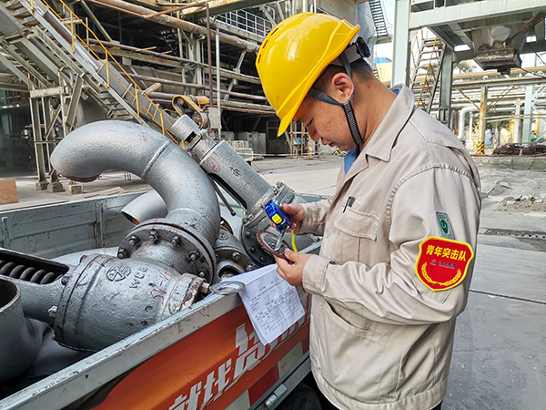 181744945331144829.jpg 皇甫少強(qiáng)正在測量確認(rèn)安全閥連接法蘭處墊片大小.jpg