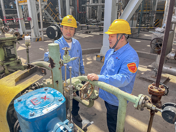 181744960914977292.jpg 新員工高冀跟著師傅李生虎學(xué)習(xí).jpg