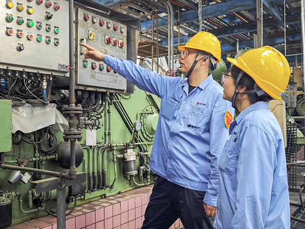 181744960952101423.jpg 曹雪娟在氣化檢修現(xiàn)場學(xué)習(xí)流程.jpg