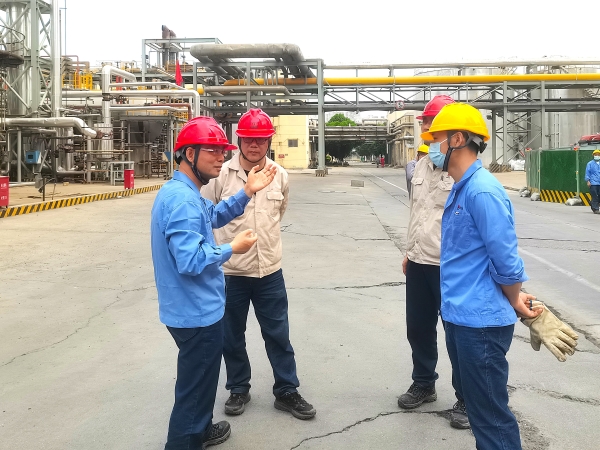 181744962209931598.jpg 馬軍忙與車間負責(zé)人等交流1.jpg