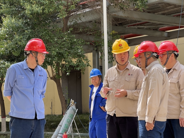 131747095931930096.jpg 相關人員在施工現(xiàn)場協(xié)調解決問題.jpg