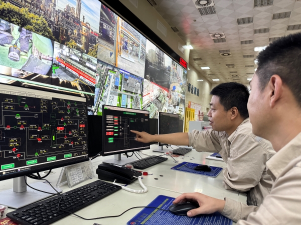 041749018731144773.jpg 崗位人員正在對(duì)聯(lián)鎖投用情況排查.jpg