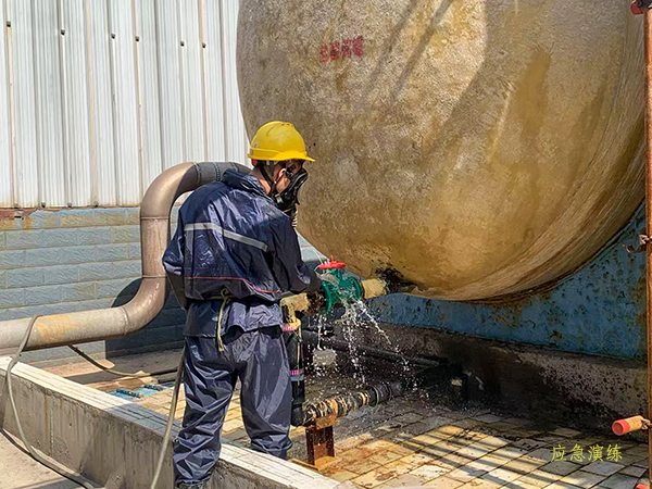 121749689156204366.jpg 現(xiàn)場(chǎng)操作工對(duì)鹽酸泄漏處進(jìn)行沖水處置 600.jpg