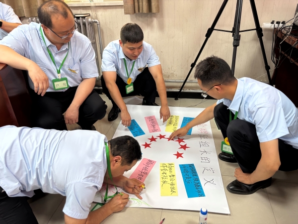 241750731256658766.jpg 班組長學(xué)員在認(rèn)真制作手抄報.jpg