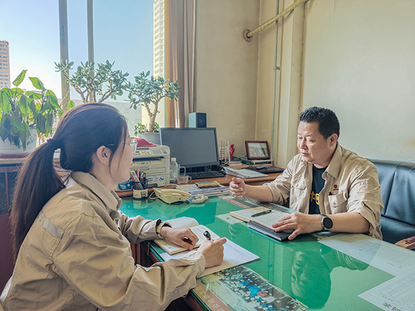 301751242218440782.jpg 人力資源部部長郭淑平與職工進(jìn)行思想談話.jpg