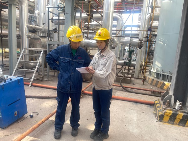 041751593549818911.jpg 認真細致的最美監(jiān)護人杜蕊認真檢查作業(yè)票.jpg