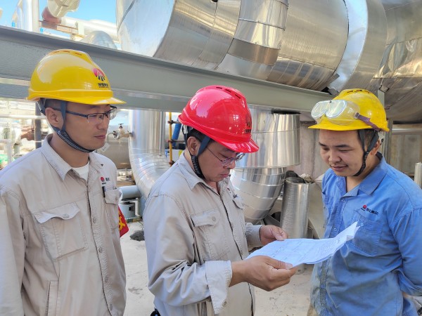 071751858593112762.jpg 雙甲車(chē)間主任王琨在705檢修現(xiàn)場(chǎng)對(duì)作業(yè)票進(jìn)行嚴(yán)格審核.jpg