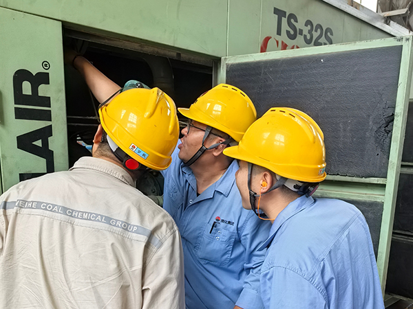 081751933353111444.jpg 7月7日,合成車間技術(shù)員對班組進行業(yè)務(wù)培訓(xùn).jpg