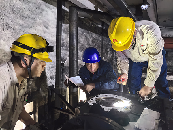 技術(shù)員林佳峰、贠文軍于檢修人員討論6#帶葉輪給煤機(jī)內(nèi)部件維修事宜①.jpg