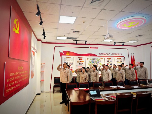 7月17日下午，乙二醇車間黨支部開展”同過政治生日 永葆黨員本色“主題黨日活動(dòng)，黨員們重溫入黨誓詞.jpg