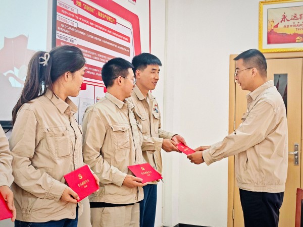 7月17日下午，乙二醇車間黨支部開展”通過政治生日 永葆黨員本色“主題黨日活動(dòng)，支部書記楊磊為過”政治生日“黨員贈(zèng)送賀卡.jpg