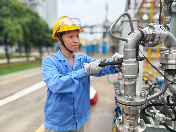 051754364833212589.jpg 苑寶劍在檢修現(xiàn)場(chǎng).jpg