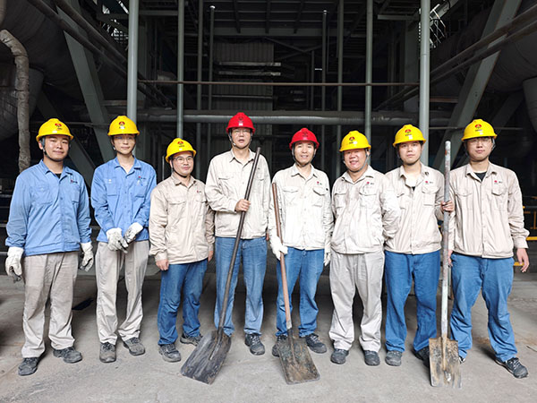 8月8日早上，動(dòng)力車間組織黨員、團(tuán)員清理地溝淤泥后，在鍋爐前合影   600.jpg