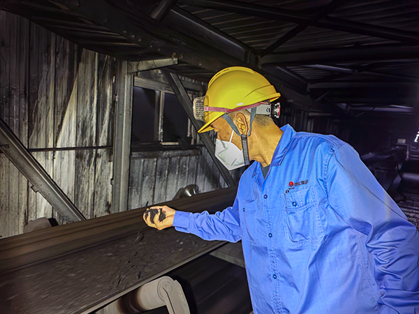 8月14日晚，動力車間運(yùn)行一班班長閆海斌在原料上煤皮帶處查看燃煤情況 (1).jpg