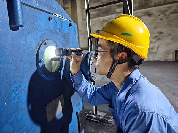 8月14日，動力車間三期現(xiàn)場，運(yùn)行人員正在給煤機(jī)處檢查給煤情況 (1).jpg