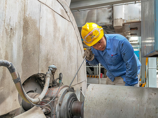 251756090628116738.jpg 青工李喆現(xiàn)場(chǎng)巡檢.jpg