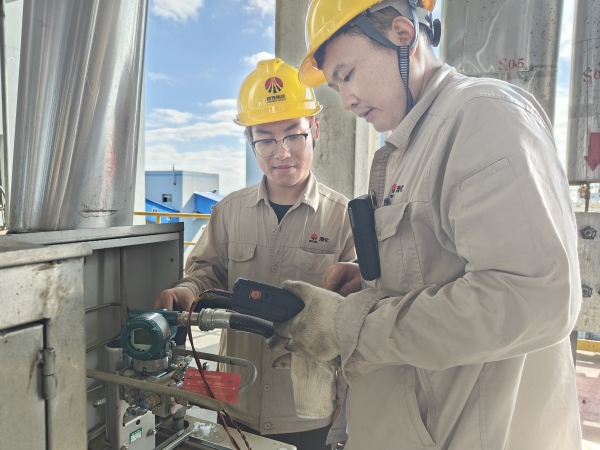 251756099205670679.jpg 陳陽在氣化爐上給王少華講解校準(zhǔn)流量變送器1.jpg