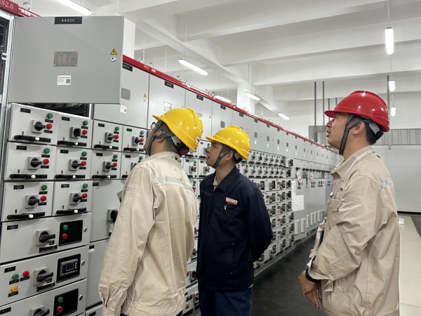 301756519802165837.jpg 沈敬輝檢查并柜情況.jpg