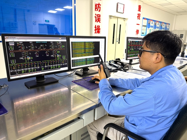 301756521748207981.jpg 運(yùn)行班長(zhǎng)張浩東正在總變調(diào)度工作.jpg