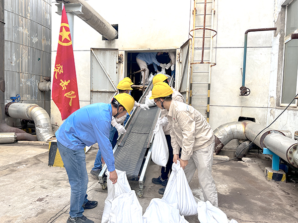 9月10日，動力車間脫鹽水工段團員突擊隊正在裝填石英砂.jpg