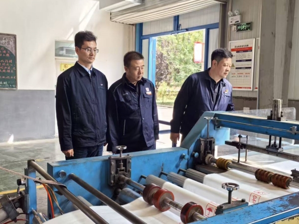 9月22日，延長石油物流包裝制品分公司總經(jīng)理在重載膜車間，結合生產(chǎn)實際，向渭河塑業(yè)考察人員詳解工藝與管理要點。.jpg
