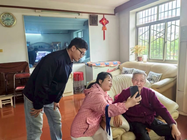 131760313852443836.jpg 10月10日 人力資源部組織開展線下年檢專項(xiàng)服務(wù).jpg