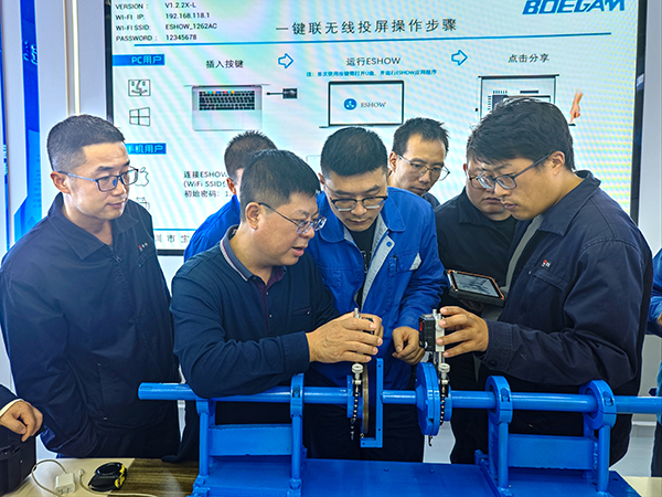 291761696424199732.jpg 廠家售后人員對職工進(jìn)行答疑解惑.jpg