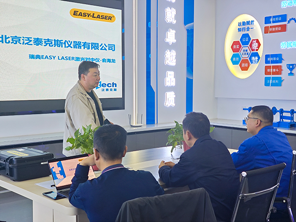 291761696439234212.jpg 機(jī)械修造部設(shè)備工程師蔣凌霄對職工進(jìn)行學(xué)習(xí)說明.jpg